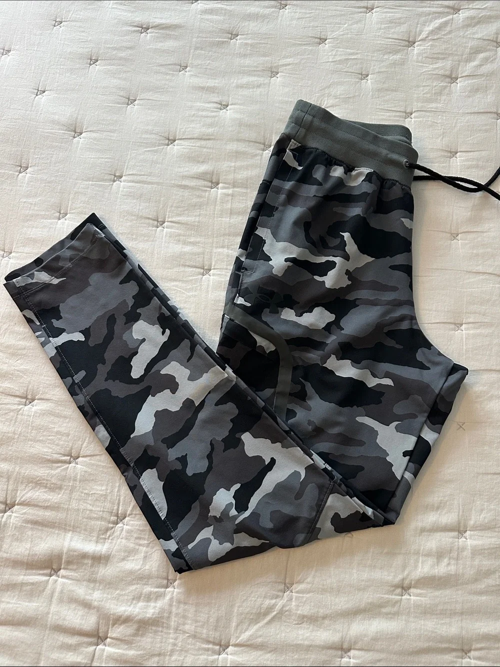 Under Armour Men's Black & Gray Camo Joggers